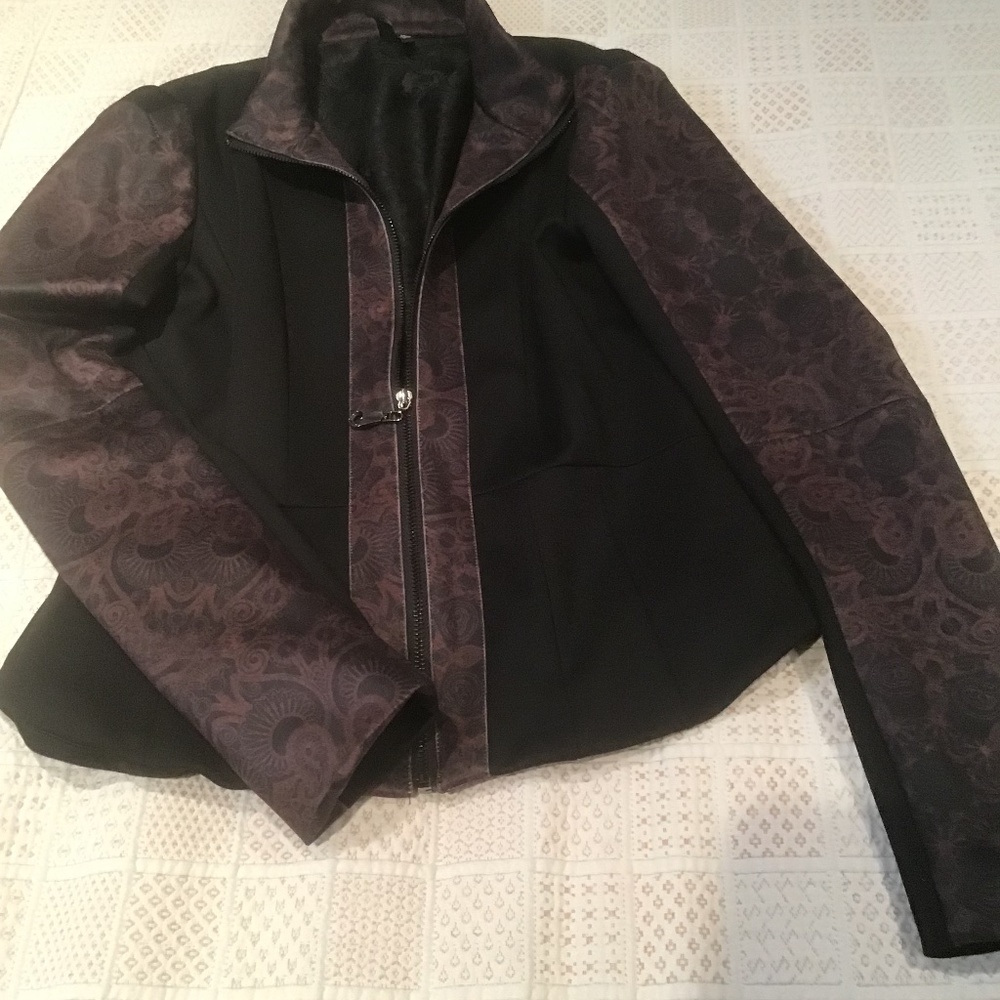Fitted black jacket with mandarin collar and zip front,